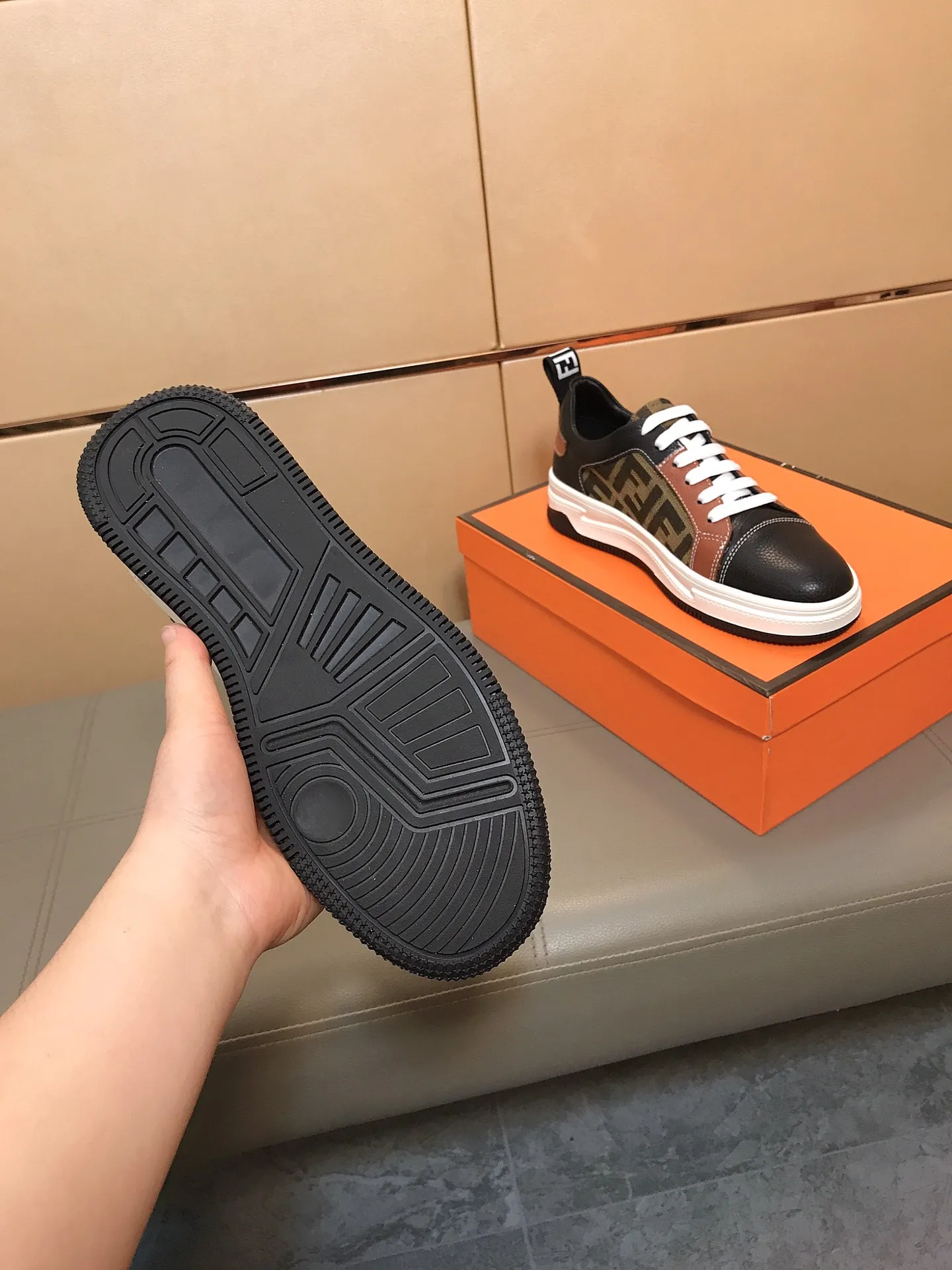 Factory price 400 🕷️🕷️FENDI [Fendi] Men’s new casual shoes are hot! , that kind of calm connotation️elegant taste is indescribable to start the journey of fashionable shoes💍💍to cope with various occasions calmly! The momentum of the big names speaks for itself! Comfortable and comfortable on the feet! Material: Imported cowhide + printed material, sheepskin lining. Fashion essential! 2 colors available! Code number: 38-44